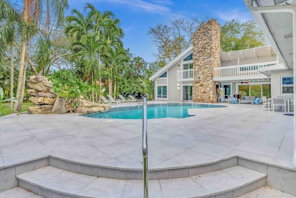 Вилла Rare Hidden Getaway Heated Pool 1.5 Acres! Sleeps 16 Форт-Лодердейл Экстерьер фото