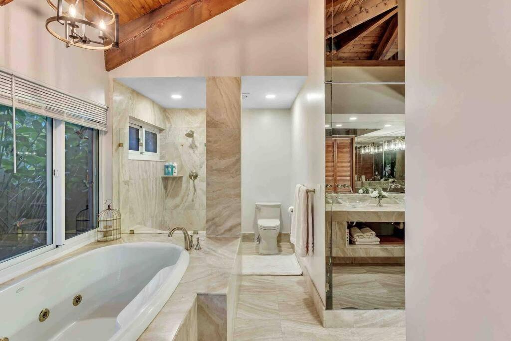 Вилла Rare Hidden Getaway Heated Pool 1.5 Acres! Sleeps 16 Форт-Лодердейл Экстерьер фото