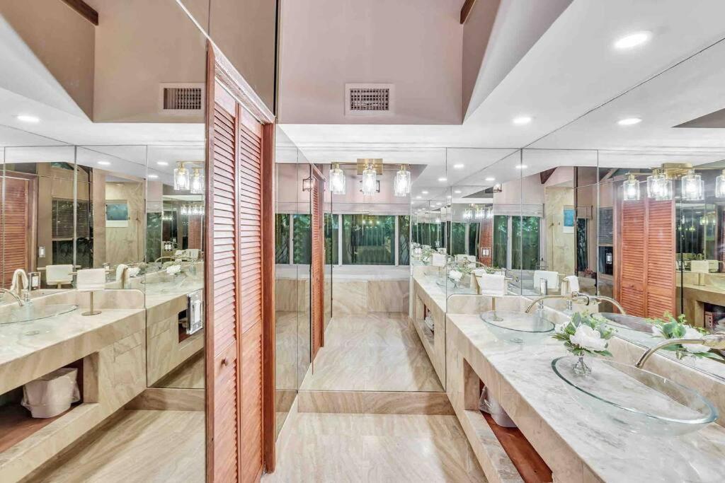 Вилла Rare Hidden Getaway Heated Pool 1.5 Acres! Sleeps 16 Форт-Лодердейл Экстерьер фото