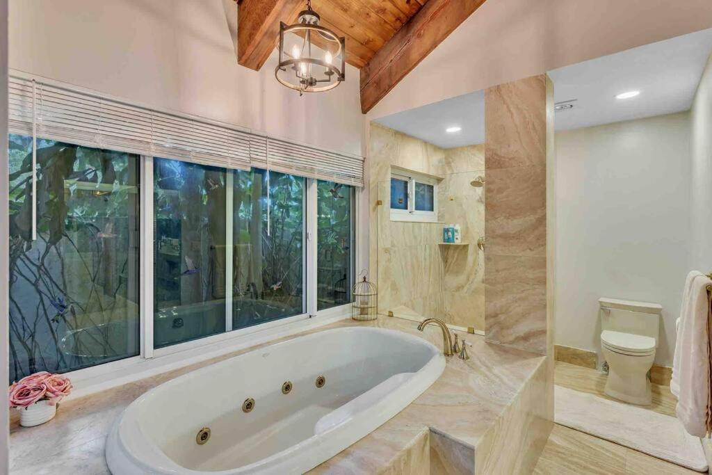 Вилла Rare Hidden Getaway Heated Pool 1.5 Acres! Sleeps 16 Форт-Лодердейл Экстерьер фото