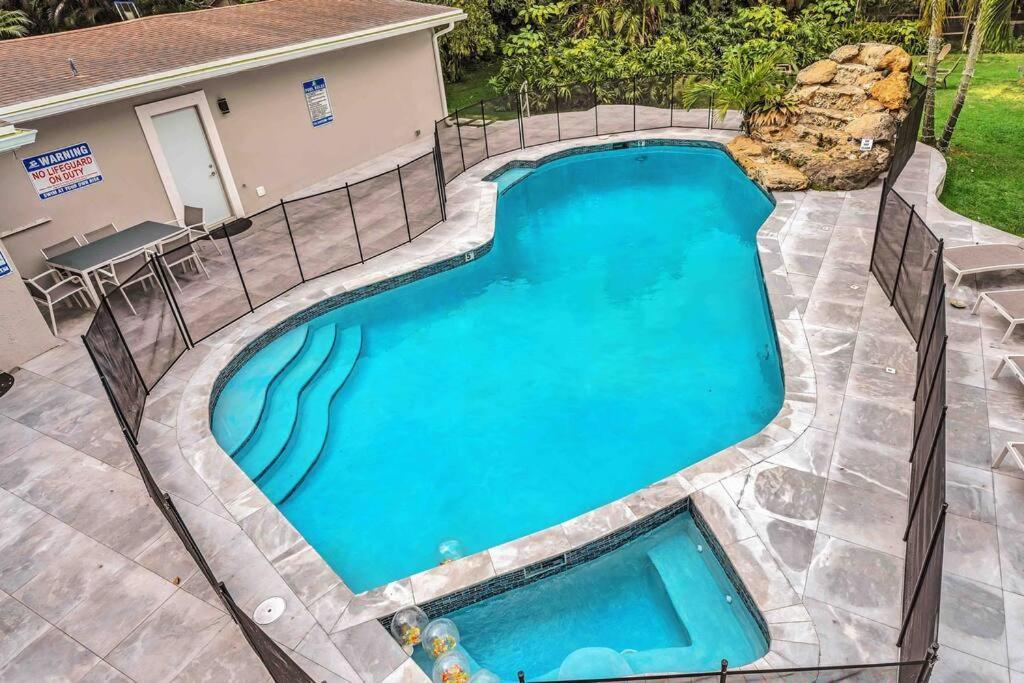 Вилла Rare Hidden Getaway Heated Pool 1.5 Acres! Sleeps 16 Форт-Лодердейл Экстерьер фото